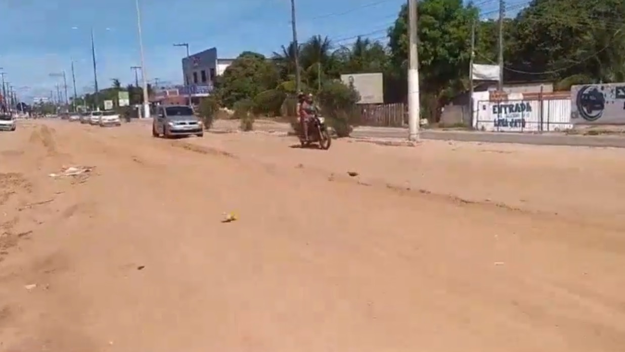 VÍDEO: Avenida João Medeiros Filho, na Zona Norte, continua com muita areia na pista após chuvas intensas