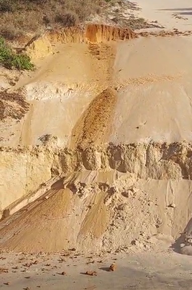 VÍDEO: Banhista registra novo deslizamento no Morro do Careca