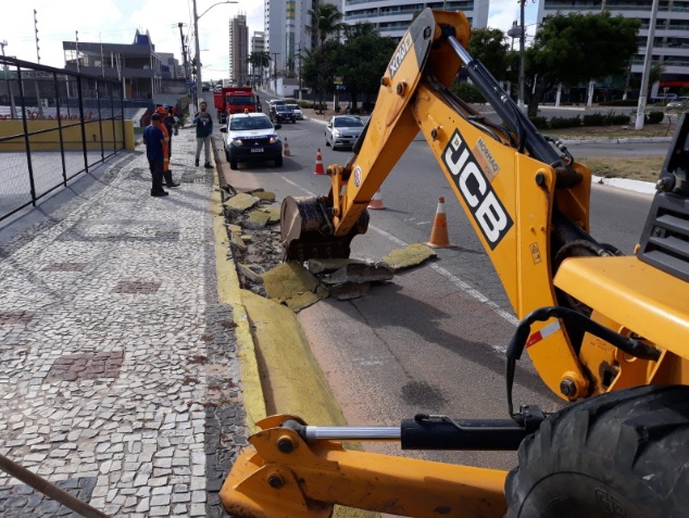Rampas irregulares são removidas na Avenida Roberto Freire