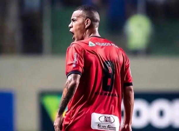 Jogador de futebol é acusado de matar namorado da ex e estuprá-la