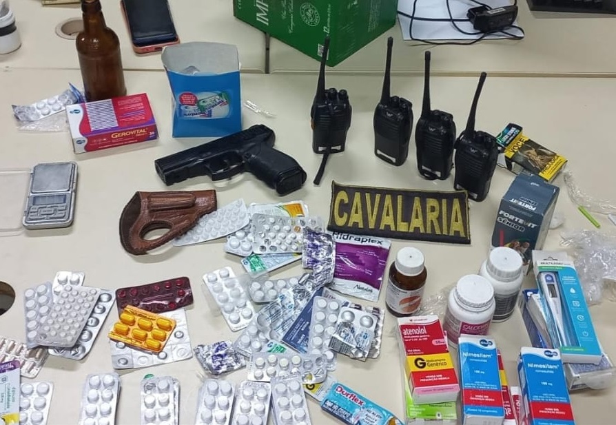 Mulher relata agressões para motorista de app, e PM prende suspeito por violência doméstica e tráfico de drogas em Natal