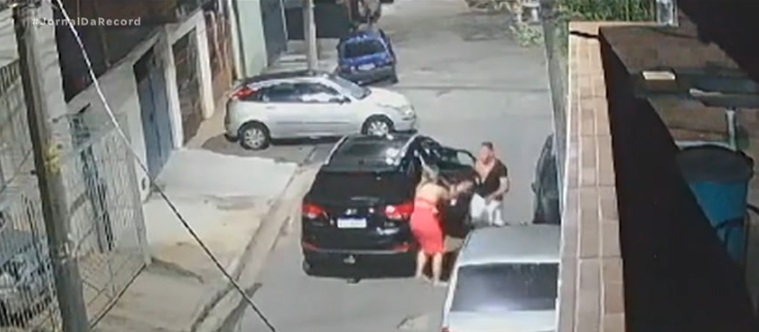 Policial militar de folga agride e mata a esposa a tiros no meio da rua