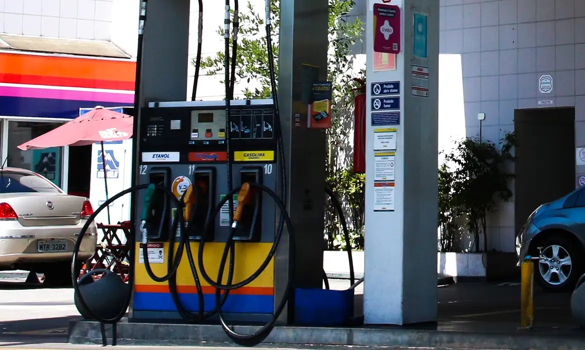 Postos aumentam preço da gasolina e litro do combustível chega a R$ 5,99 em Natal
