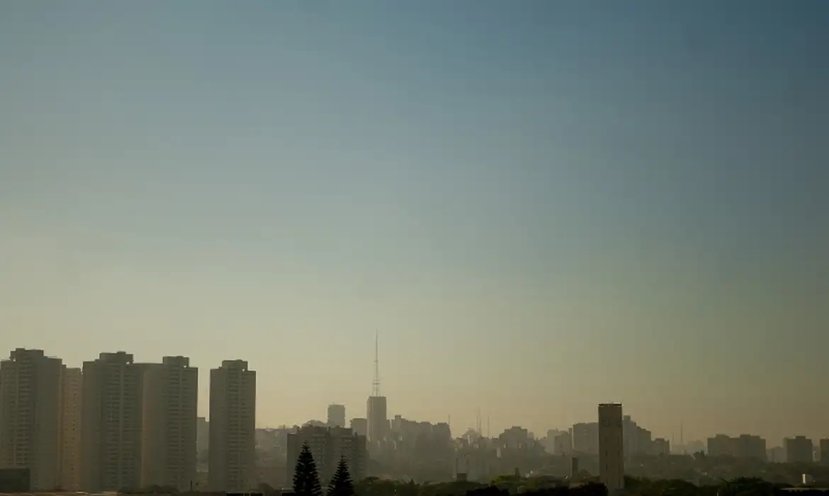 Novembro bate recorde de calor para o mês, e 2023 será ano mais quente da história