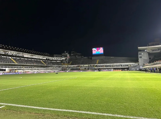 Torcedores do Santos invadem Vila Belmiro um dia após rebaixamento