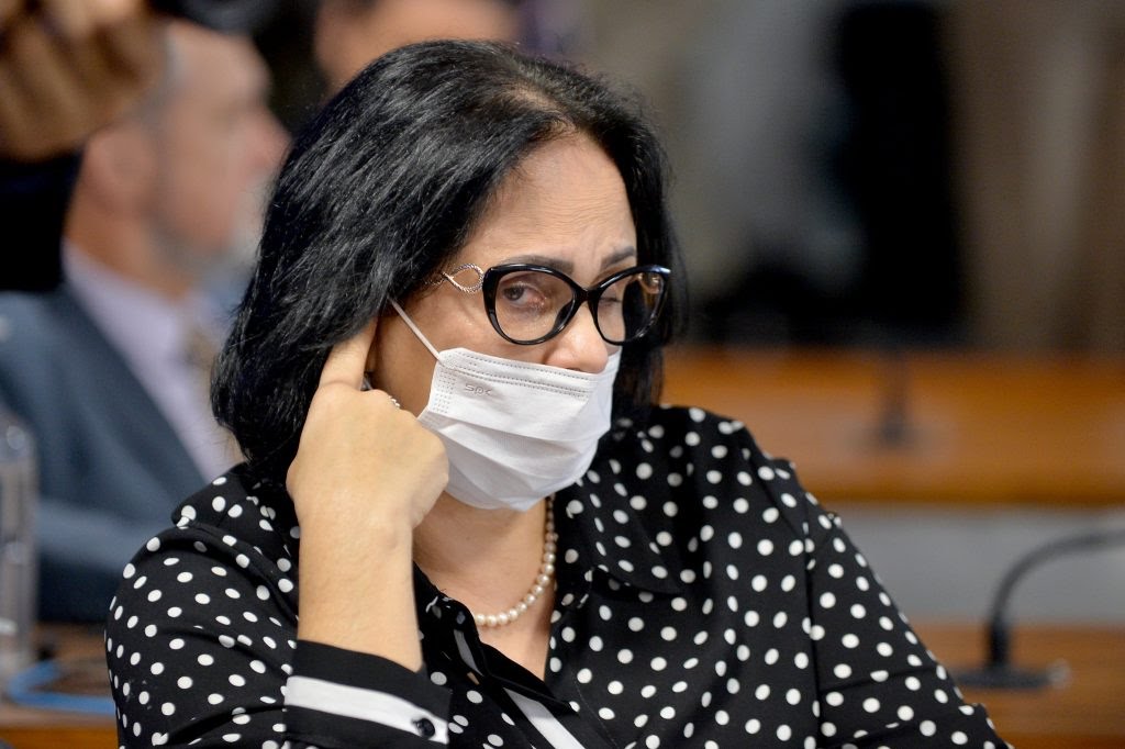 Senadora é internada com paralisia facial