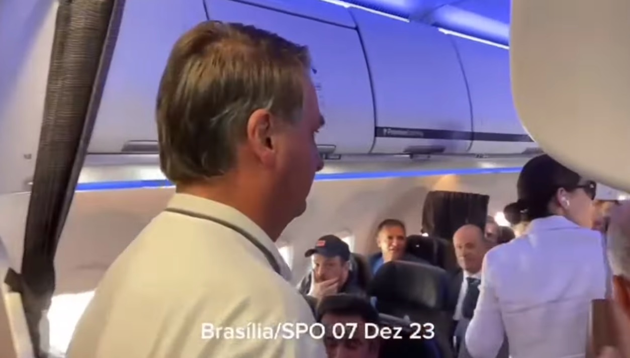 VÍDEO: Sob gritos de “mito”, Bolsonaro é aplaudido em voo para Argentina; ex-presidente irá à posse de Milei