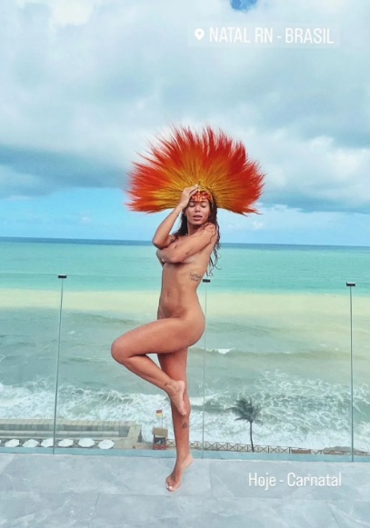 Anitta posta foto nua horas antes de puxar bloco no Carnatal