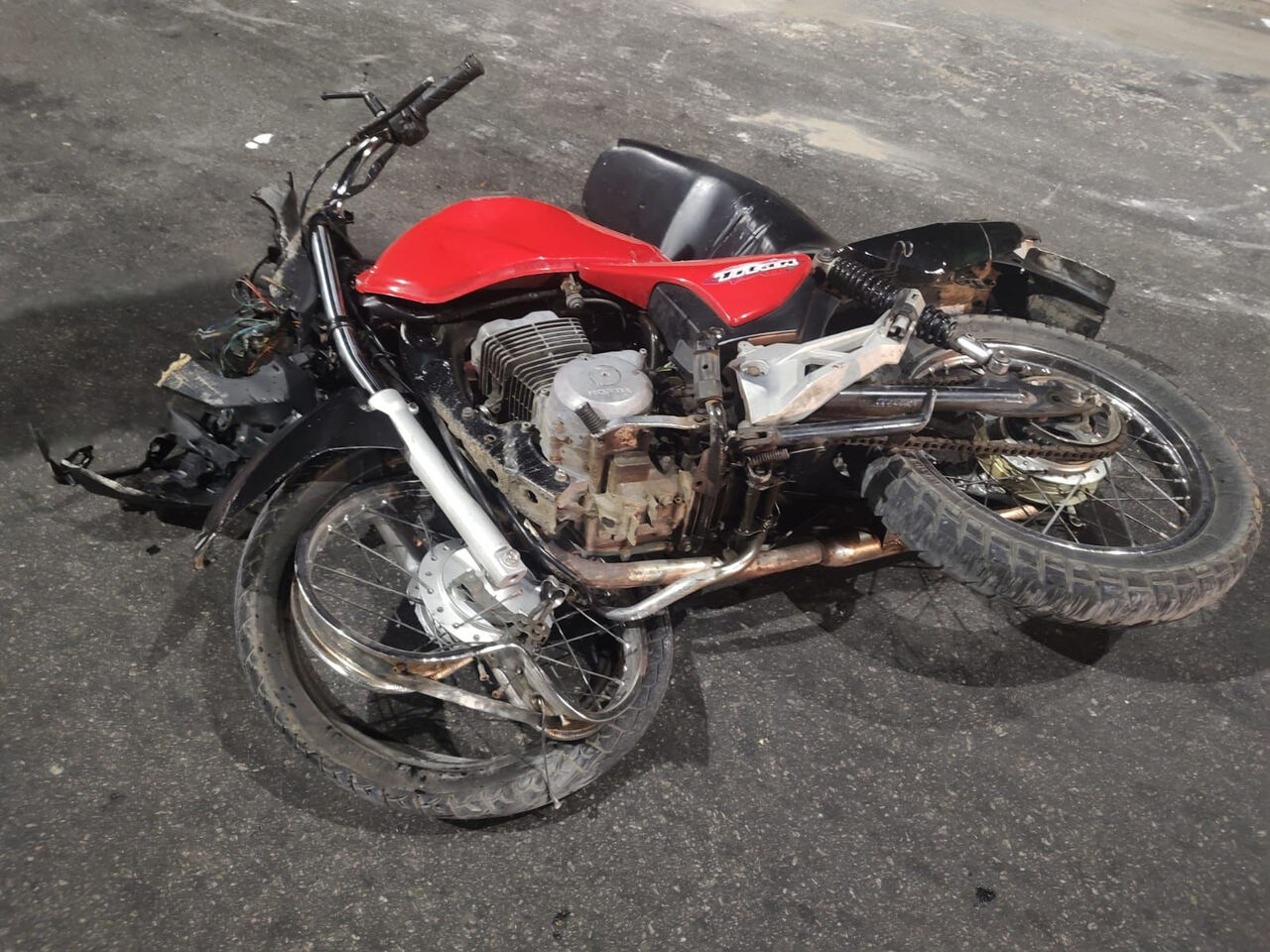 Motoqueiro tenta fugir de blitz, bate em poste e acaba preso em Natal