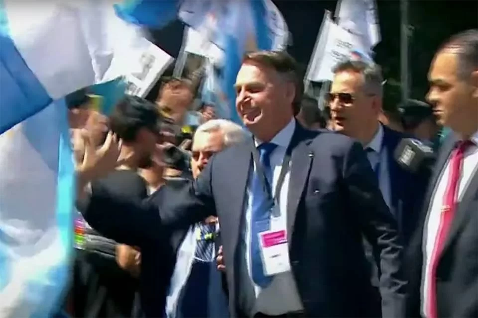 VÍDEO: Bolsonaro é ovacionado em Buenos Aires ao caminhar com comitiva antes da posse de Milei; ASSISTA