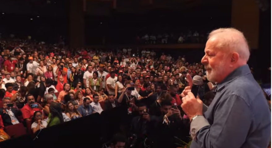 Lula diz que as pessoas deixam de votar no PT quando melhoram em um milímetro o padrão de vida e...