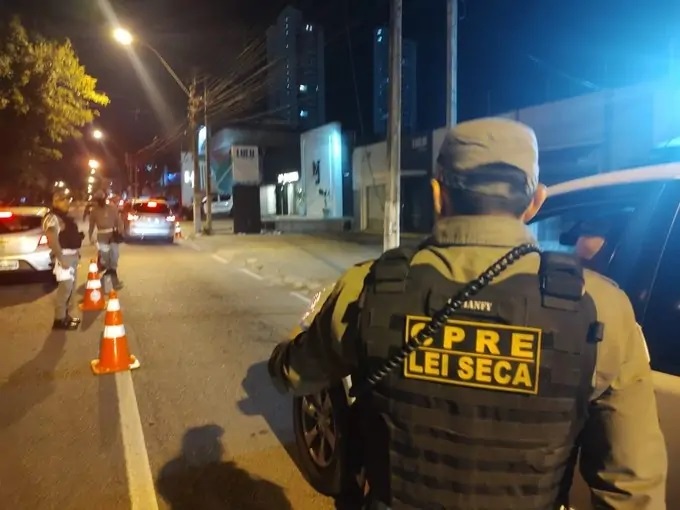 Operação Lei Seca: Dois motoristas embriagados são presos por fugirem na contramão de blitz em Natal