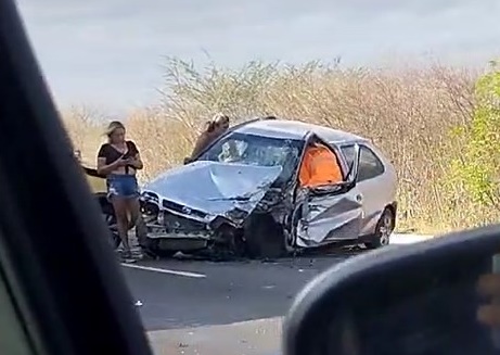 Acidente com quatro veículos deixa motorista preso às ferragens na BR-304
