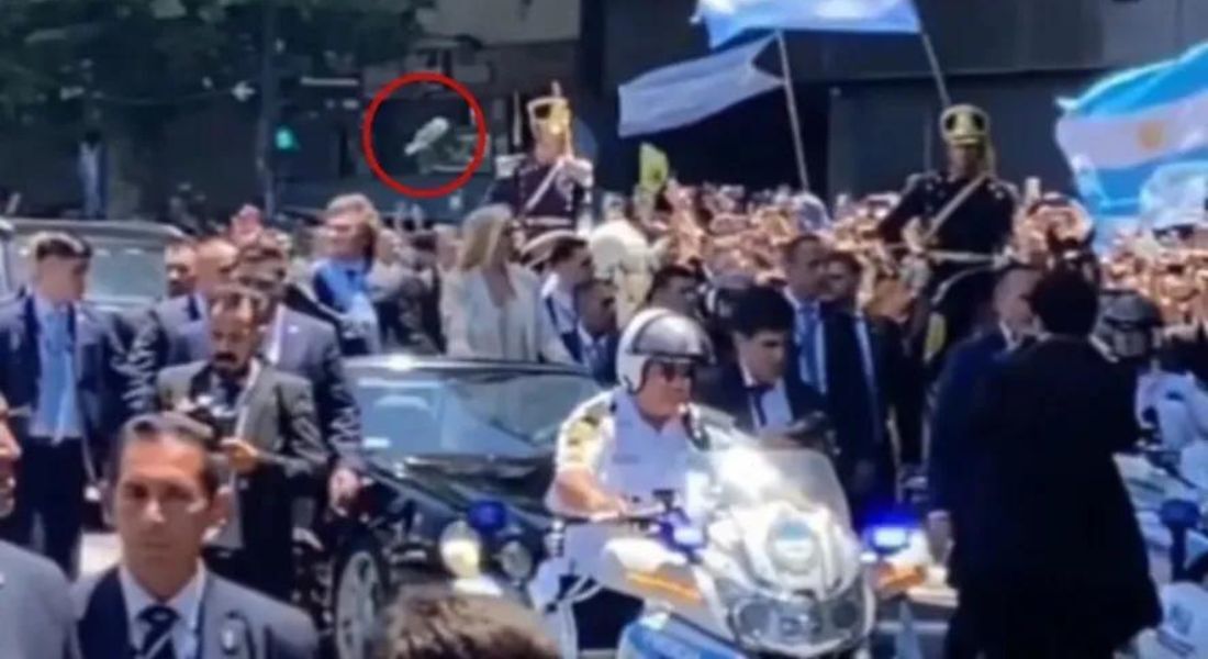 VÍDEO: Garrafa de vidro é arremessada em Milei durante posse presidencial na Argentina
