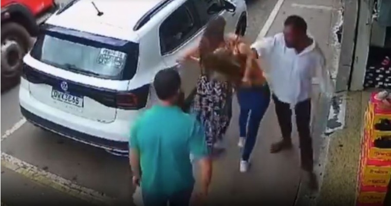 VÍDEO: Morador de rua dá soco em mulher que passava por ele em calçada