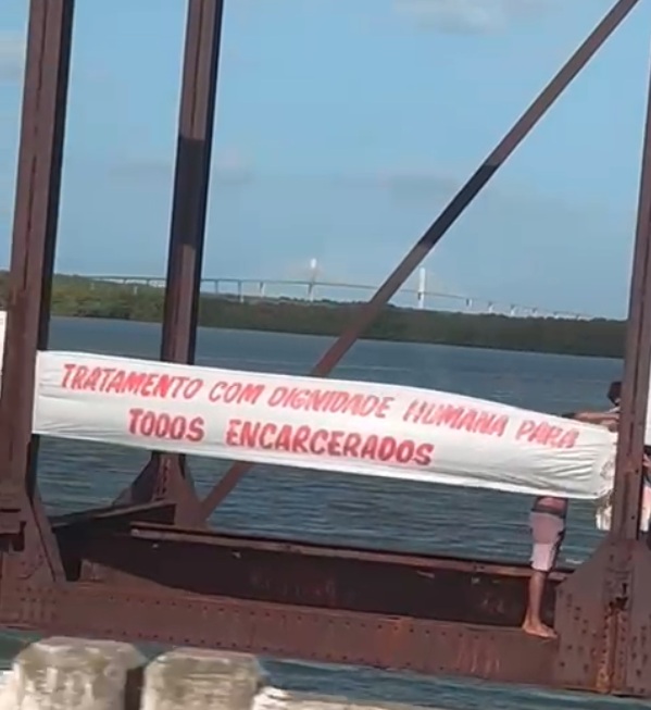 VÍDEO: Faixas cobrando melhorias no sistema penitenciário do RN são colocadas na ponte de Igapó; ASSISTA