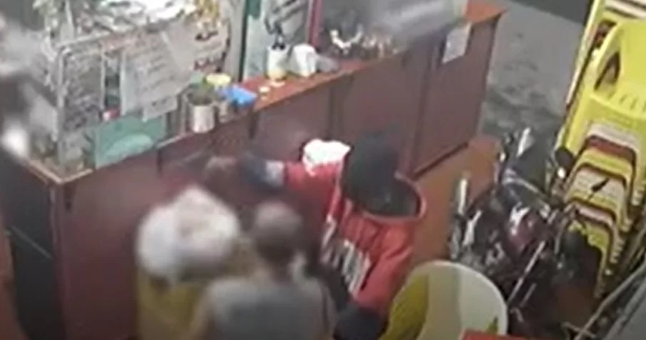 VÍDEO: Homem armado invade bar e clientes revidam com caixa de cerveja