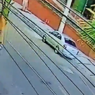 VÍDEO: Bandidos armados roubam veículo em Petrópolis nesta segunda-feira (11)
