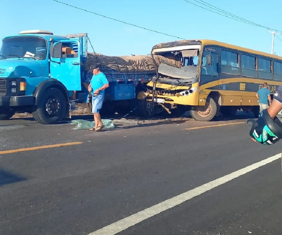 Ônibus escolar tem frente destruída ao bater em caminhão no interior do RN