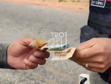 VÍDEO: Homem tenta subornar policiais com R$ 200 e acaba preso no RN
