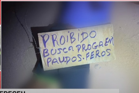 “Proibido buscar drogas em Pau dos Ferros”: criminosos deixam placa em corpo de homem após assassinato