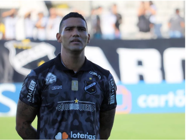 Goleiro ex-Goiás e Atlético-MG com 6 dedos na mão é anunciado em time do RN