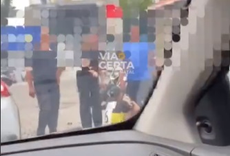 VÍDEO: Ladrão é capturado por populares após roubar celular em posto de combustíveis em Natal