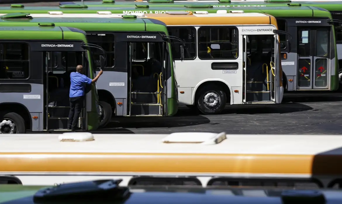 Setor de serviços engata terceira queda consecutiva em outubro