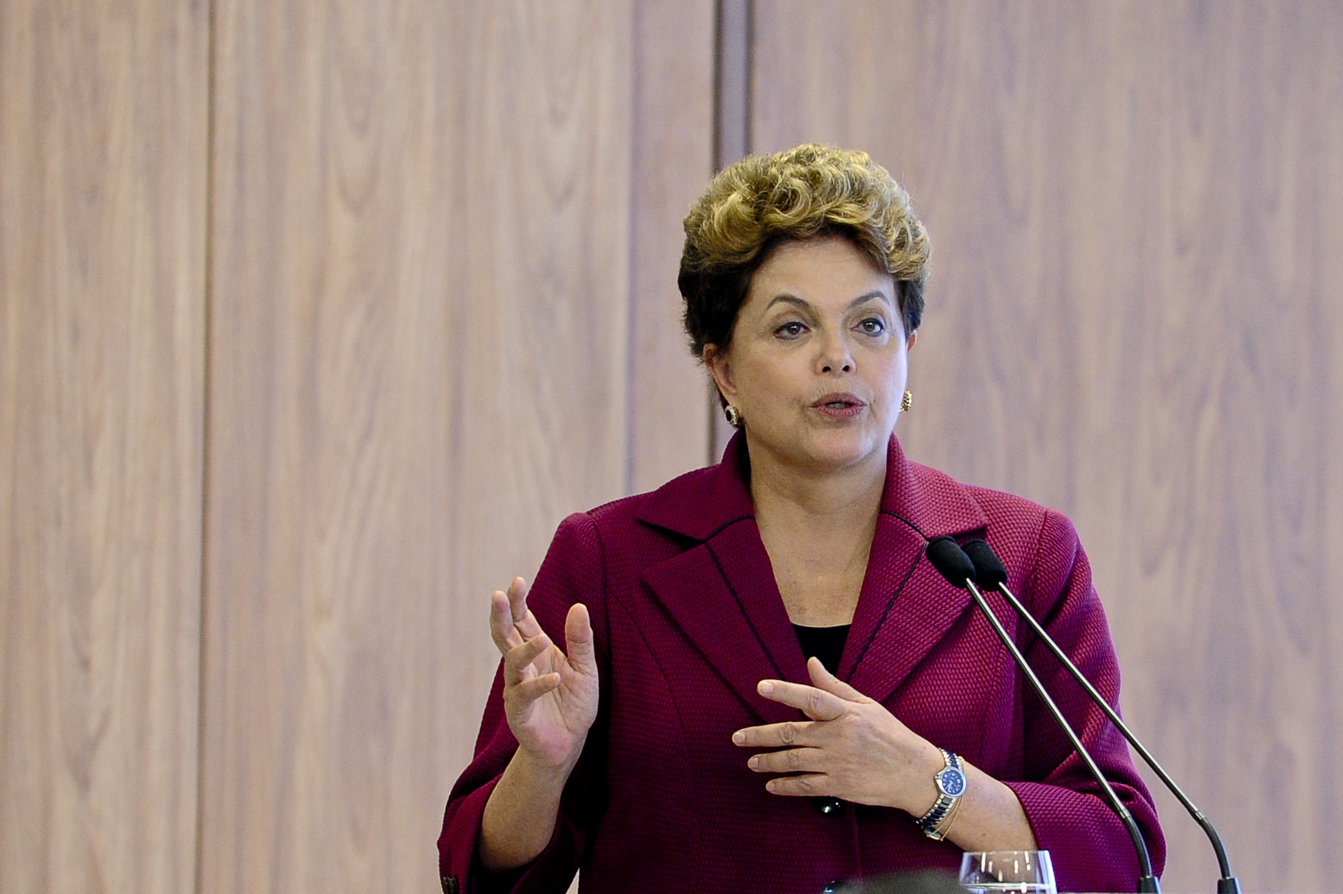VÍDEO: “Sou presidente de banco”, diz Dilma sobre voar em 1ª classe; assista