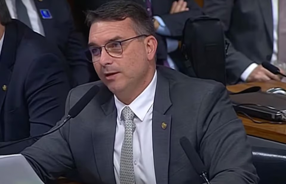 VÍDEO: Flávio Bolsonaro diz que foi cogitado pelo pai para o STF