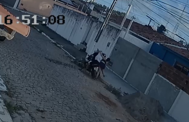 VÍDEO: Adolescente reage a assalto e luta com criminosos na zona Sul de Natal