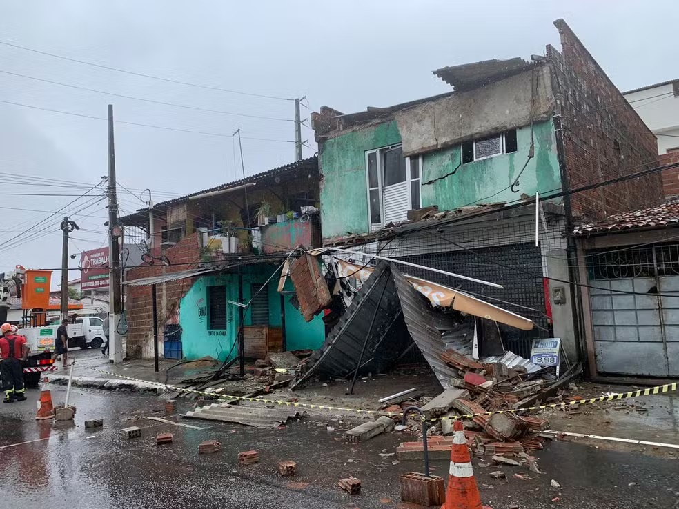 Fachada de casa desaba durante chuvas na Grande Natal