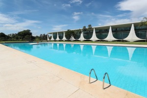 Governo Lula vai gastar R$ 874 mil para limpar piscinas de palácios