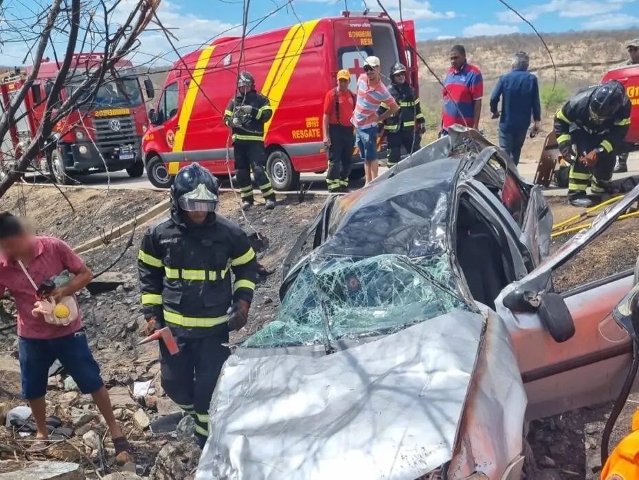 Carro capota e mulher fica presa às ferragens na RN 288 no Seridó