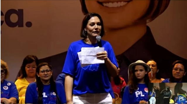Michelle Bolsonaro, cotada para substituir Moro, tem coro de 'senadora' no Paraná