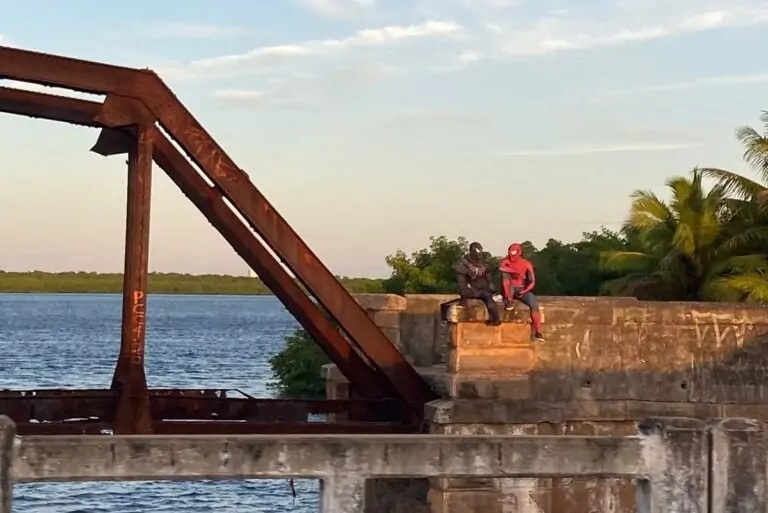 Homens-aranha são flagrados sentados e conversando na ponte de Igapó, em Natal