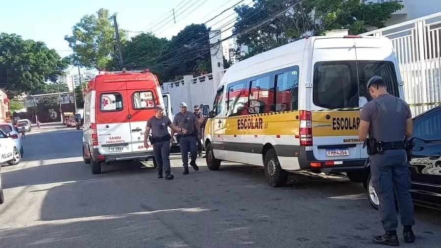 Menino de quatro anos é achado morto embaixo do banco de van escolar