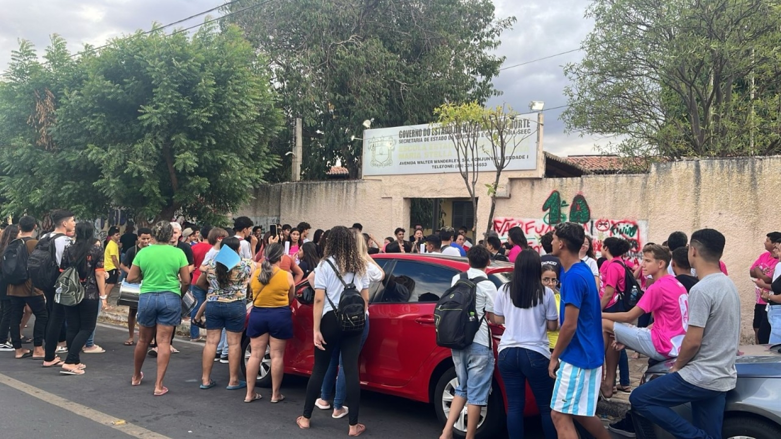 VÍDEO: Estudantes de escola estadual de Mossoró protestam contra abandono do governo Fátima