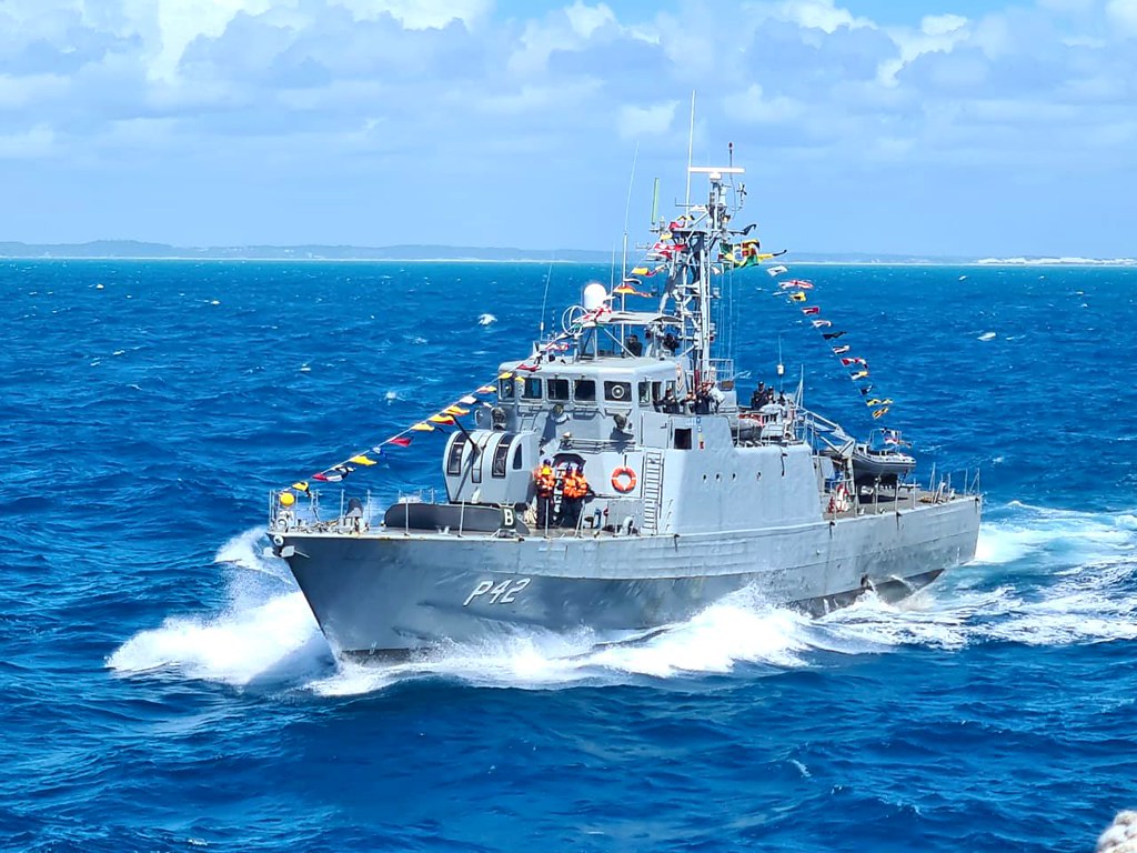 Marinha do Brasil realiza exercício de resgate ao mar na costa de Natal