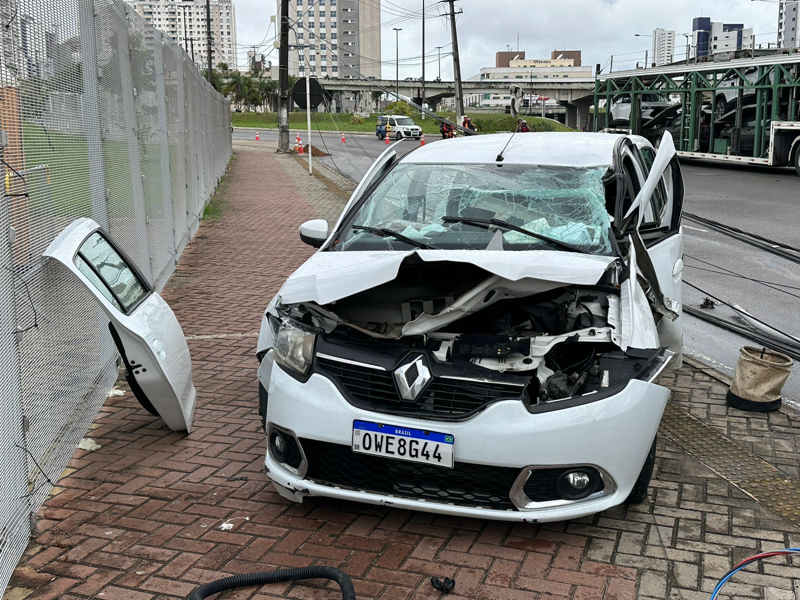 Motorista embriagado causa acidente e derruba poste perto da Arena das Dunas