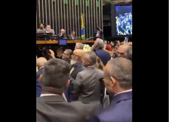 "Comigo a porrada canta", diz petista que deu tapa em deputado