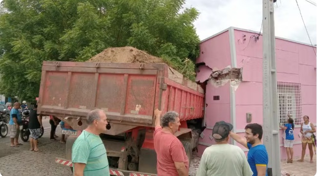 VÍDEO: Caminhão desgovernado invade salão de beleza em Caicó