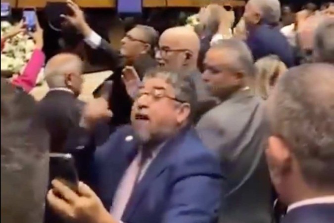 “Não me arrependo. Faria tudo de novo”, diz deputado que deu tapa em colega no Plenário