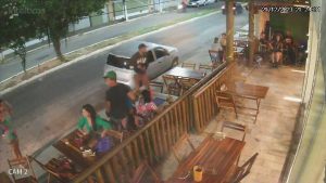 VÍDEO: Bandidos armados assaltam clientes de barzinho na Abel Cabral