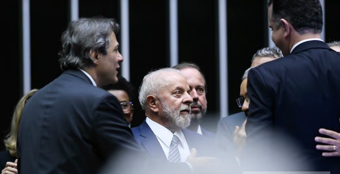 “A gente não tem maioria”, diz Lula sobre relação com Congresso