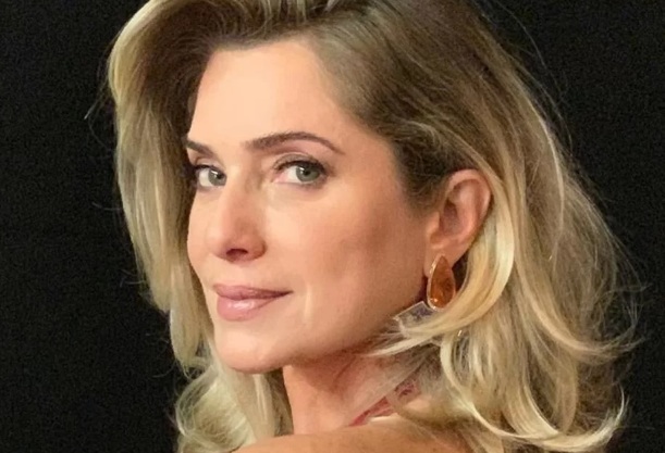 Letícia Spiller posa nua aos 50 anos