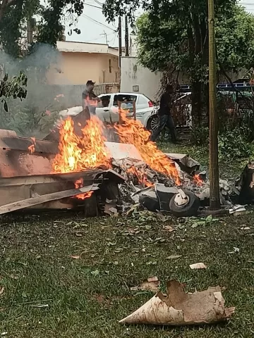 VÍDEO: Avião cai em praça de São Paulo e passageiros morrem; ASSISTA