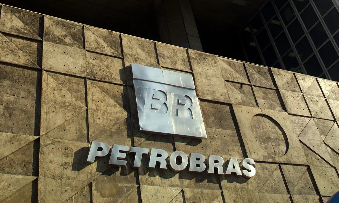 Petrobras divulga edital de concurso com 6.412 vagas e salário inicial de R$ 5,8 mil