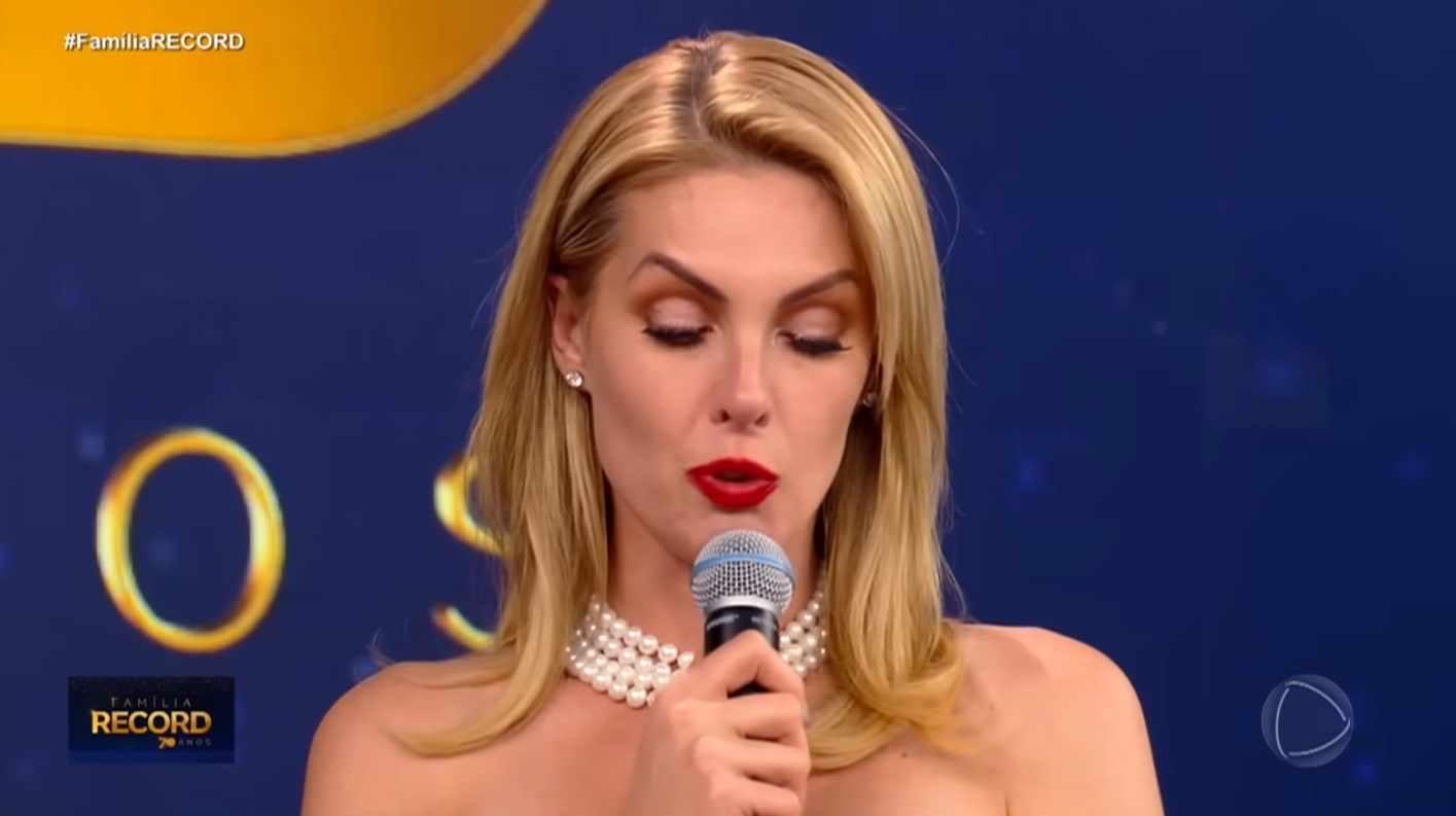 VÍDEO: Ana Hickmann chora ao citar momento que está passando e agradece aos colegas