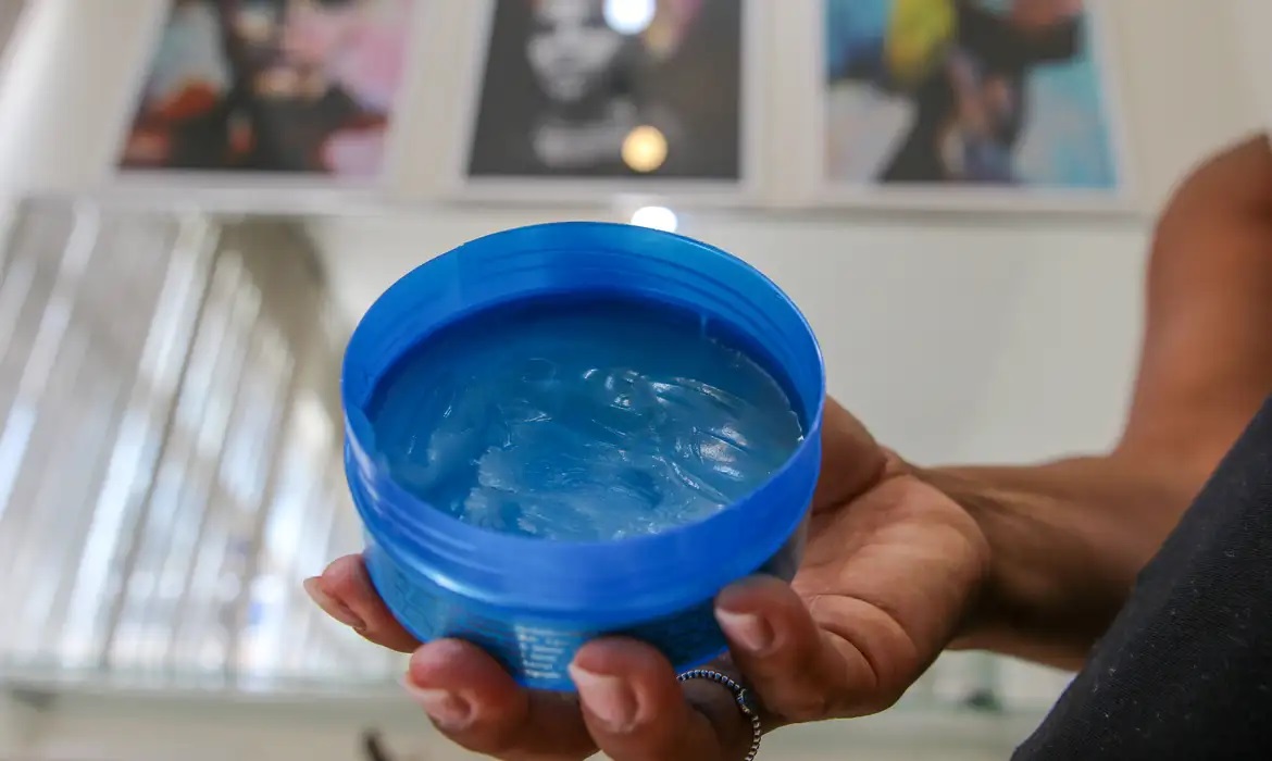 Mais de 100 pessoas são socorridas com queimaduras no RJ após uso de pomada de cabelo